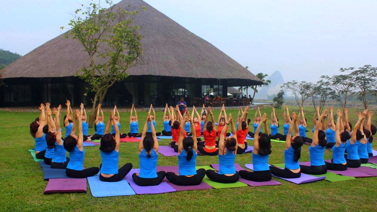 Hoạt động giải trí tập yoga tại Serena Resort Hòa Bình